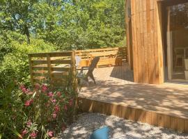 Chalet Cocoon, hotel near Les Grottes des Demoiselles, Laroque