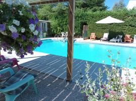 Chalet banane devant piscine, a 6km du festival de piano de la roque d'anthéron, hotel em Rognes