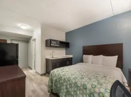 HomeTowne Studios by Red Roof San Antonio - SeaWorld Northwest