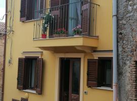 Casa Domenico nel paese storico Castanea, hotel v mestu Messina