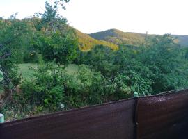 Maisonette individuelle a roquefeuil dans les Pyrénées audoises, hotel cu parcare din Roquefeuil