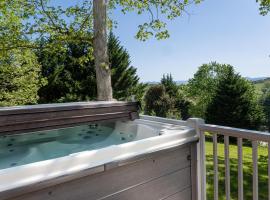 Hot Tub and Mountain Views just 15 min to Downtown Asheville!, villa in Leicester