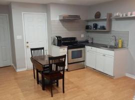 Adorable Private Suite in Ajax, unique 2 story, хотел в Ейджакс