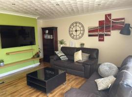 5 Bedroom House by monishortlets, appartement à Dagenham