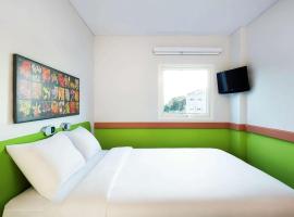 Ibis Budget Semarang Tendean - CHSE Certified, hotel perto de Aeroporto Internacional Ahmad Yani - SRG, 