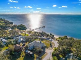 Breathtaking Waterfront Crystal Beach Getaway!, hotelli kohteessa Palm Harbor