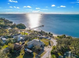 Breathtaking Waterfront Crystal Beach Getaway!, cottage in Palm Harbor