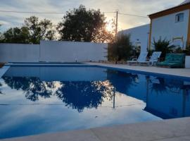 Villa das Alfarrobas Cosy Guest House, hotel con estacionamiento en Algoz