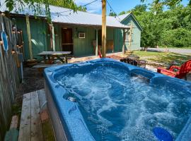 Steps from Downtown Pigeon Forge Parkway + Private Hottub and firepit - Wifi - Firefly Bungalows، فندق في بيدجن فورج