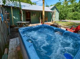 Steps from Downtown Pigeon Forge Parkway + Private Hottub and firepit - Wifi - Firefly Bungalows, hotel near Country Tonite Theatre, Pigeon Forge