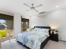 Woodgrove Penthouse - 36 min drive to MEL airport