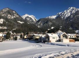 Urban Mountain Splitlevel with Lake View, hotel in Maurach