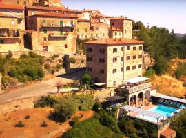 Tuscan Farmhouse with 7 Apartments for max 30 persons, hotel i Montecastelli Pisano
