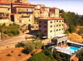 Tuscan Farmhouse with 7 Apartments for max 30 persons