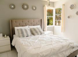 Light & Cozy House in Pompano Beach - BBQ, Patio, Parking، فندق في بومبانو بيتش