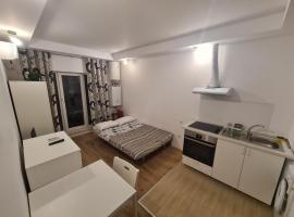 Cosmopolis Studio 1, alloggio vicino alla spiaggia a Ştefăneştii de Jos