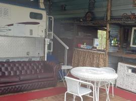 Camp in comfort 10 min to the beach Dog friendly, hotel with parking in Maroochy River