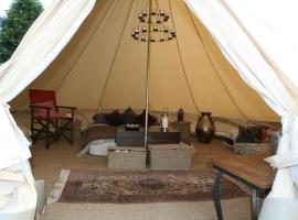 Home Farm Radnage Glamping Bell Tent 7, with Log Burner and Fire Pit, hotel en High Wycombe