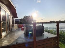 Tattershall Lakeside Lodge Indulgent wheelchair accessible 8 berth with Hot Tub, departamento en Tattershall