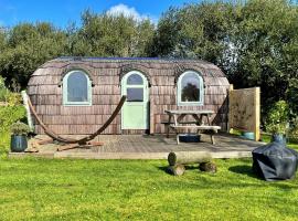 Finest Retreats - Prosecco Cabin, hotell sihtkohas East Looe