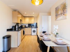 Velvet 1-bedroom penthouse, Clockhouse, Hoddesdon, hotell i Hoddesdon