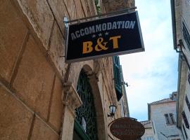 Guesthouse BiT Accommodation, hostal o pensión en Kotor