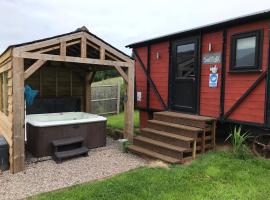 Stunning railway carriage with private hot tub, apartment in Hereford