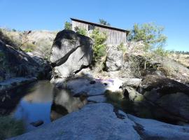 Salto do Lobo - Montain houses with private river、ペーニャス・ダ・サウーデのホテル