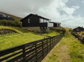 Cozy 2-bedroom house with a fantastic view, hotel perto de Áarstíggjafossur, Leynar