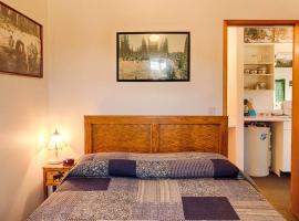 Wilderness Cabin - Eden Valley, holiday home in Oroville