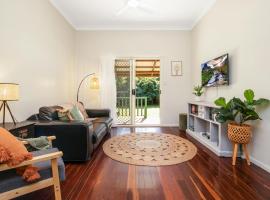 Hughes Hideaway - 2BR Cottage on 1 Acre w Air Con, King Beds, hotel in Yeppoon
