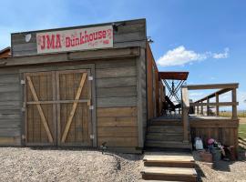 JMA Bunkhouse, casa o chalet en Riverton