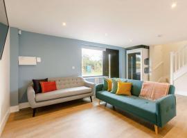 Fawn Cottage disabled adapted 3 bedroom hot tub, hotel with hot tubs in Coughton