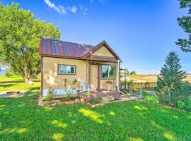 Modern Cortez Mountain Retreat with Yard and View, hytte i Cortez