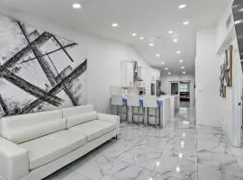 Pet-Friendly Hialeah Gardens Modern Retreat!