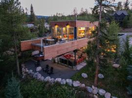 Award Winning Modern Luxury Chalet On River With Hot Tub & Amazing Views - 500 Dollars Of FREE Activities & Equipment Rentals Daily, hotel in Winter Park
