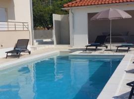 Villa Ana perfect for families with kids and groups,House with heated Pool, tradicionalna kućica u Podstrani