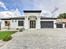 Upscale Peoria Home with Gazebo and Putting Green, hotell i Peoria