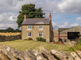 Luxury Farmhouse with Stunning Views and Hot Tub, vacation home in Ebberston