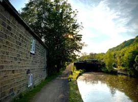 Cosy cottage with a canal view