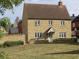 The Silverstone House. Comfort, Convenience and no hassle at the doorstep of Silverstone Race Circuit.
