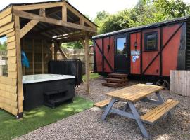 Luxury cosy carriage with electric private hot tub, hotel cerca de Priorato de Llanthony, Hereford