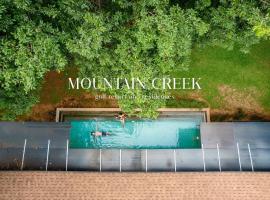 Mountain Creek Golf Resort & Residences, готель біля визначного місця Lam Taklong, у місті Si Khio