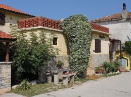 Holiday house with a swimming pool Rakotule, Central Istria - Sredisnja Istra - 7071, svečius su gyvūnais priimantis viešbutis mieste Rakotule