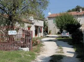 Apartments with a parking space Heraki, Central Istria - Sredisnja Istra - 7167