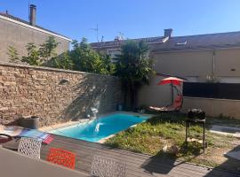 Maison moderne et spacieuse avec piscine, hotel in Villeurbanne