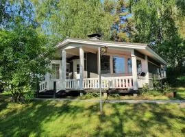 Mökki ja rantasauna Saimaan rannalla