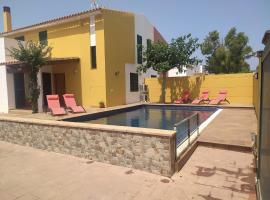 Casa familiar con piscina, cerca de la playa, hotel em Ciutadella