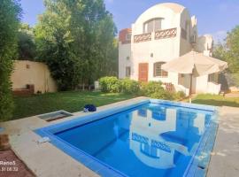 Touha House, hotel en El Fayum
