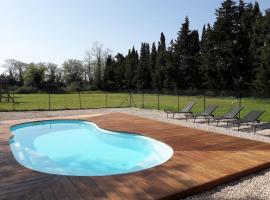 Mas catalan avec piscine privative, hotel in Camélas